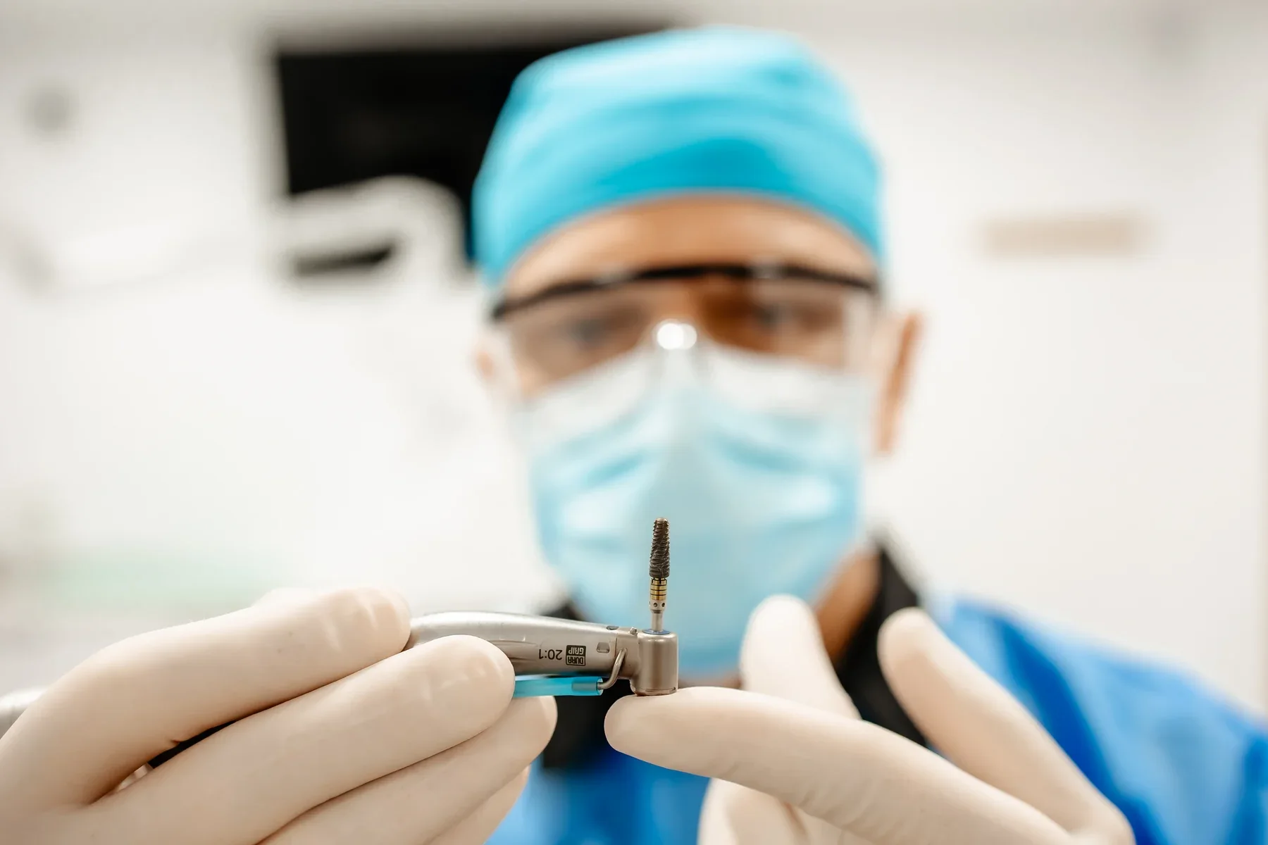 Instrumentar pentru tratamente cu implanturi dentare