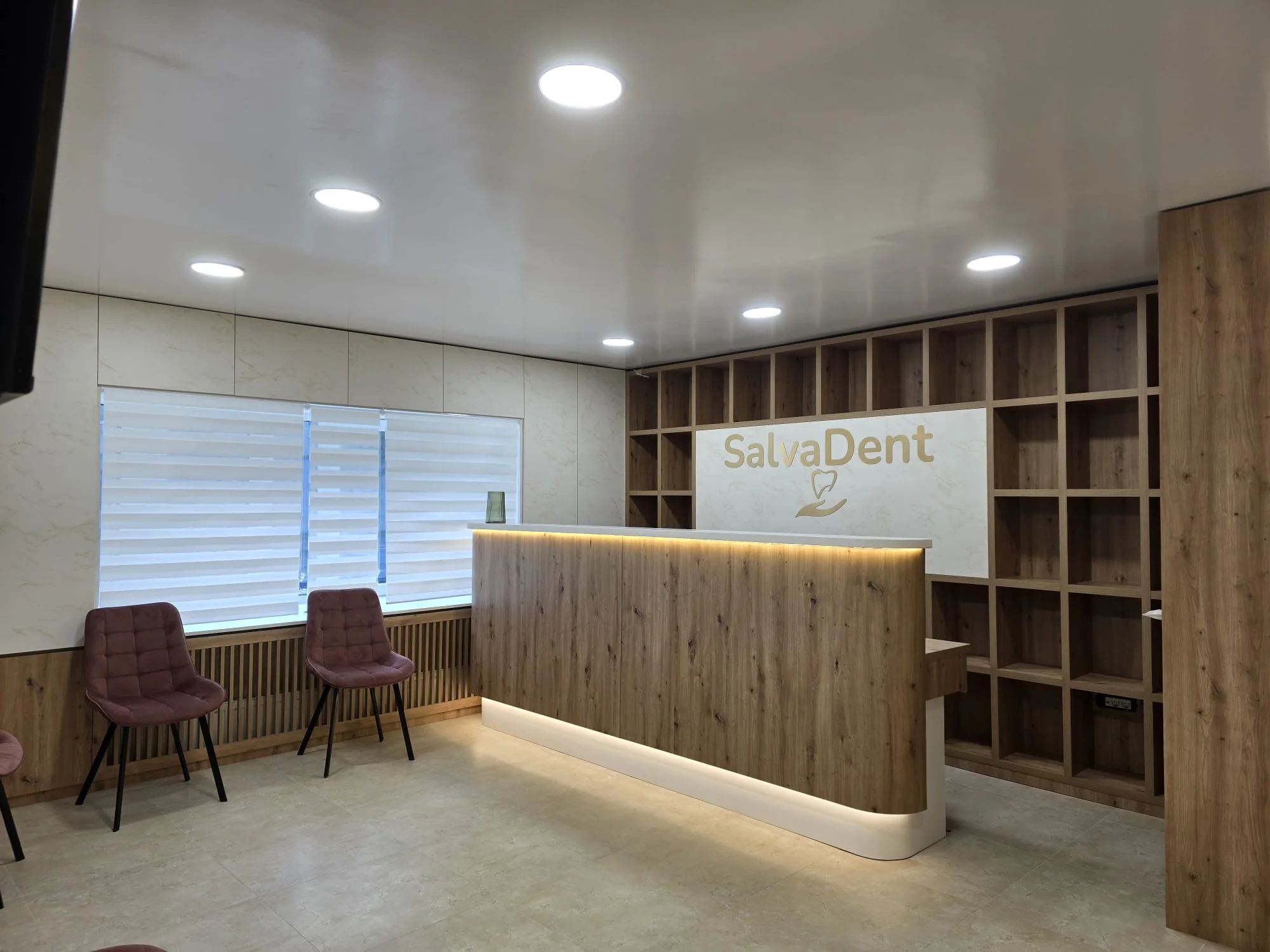 Recepția clinicii, cu tejghea din lemn și sigla SalvaDent